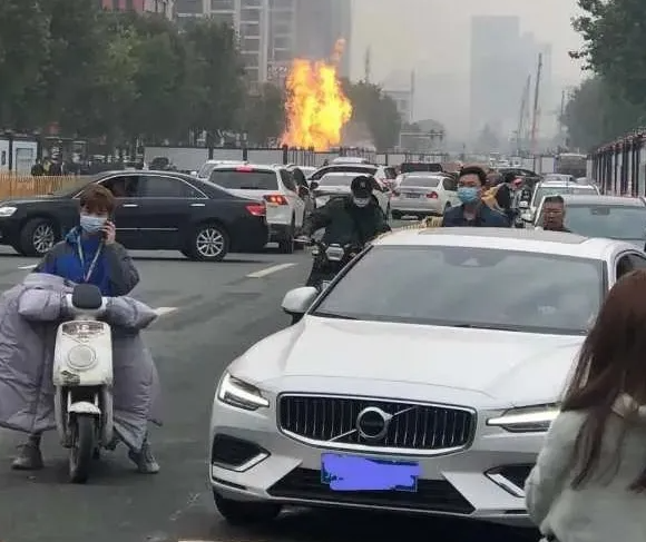 加油站旁大火冲天！站长闻讯“逃婚”啦！