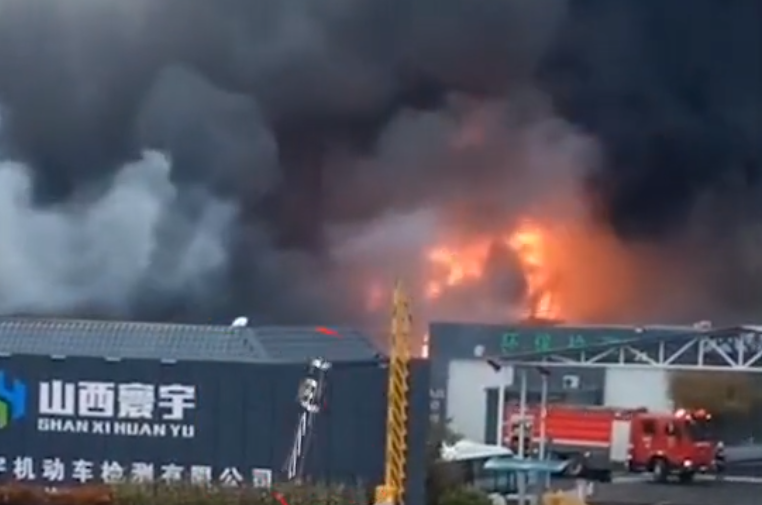 山西太原一企业突发爆炸事故，现场火光冲天浓烟滚滚，伤亡不明