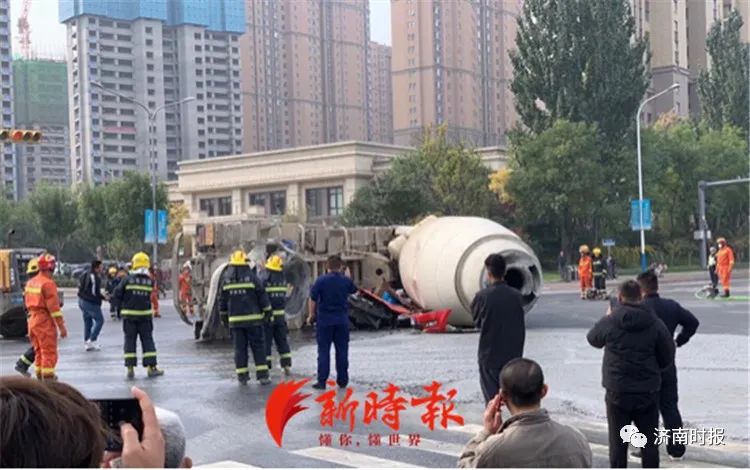 惨！水泥罐车压扁轿车，2人不幸身亡